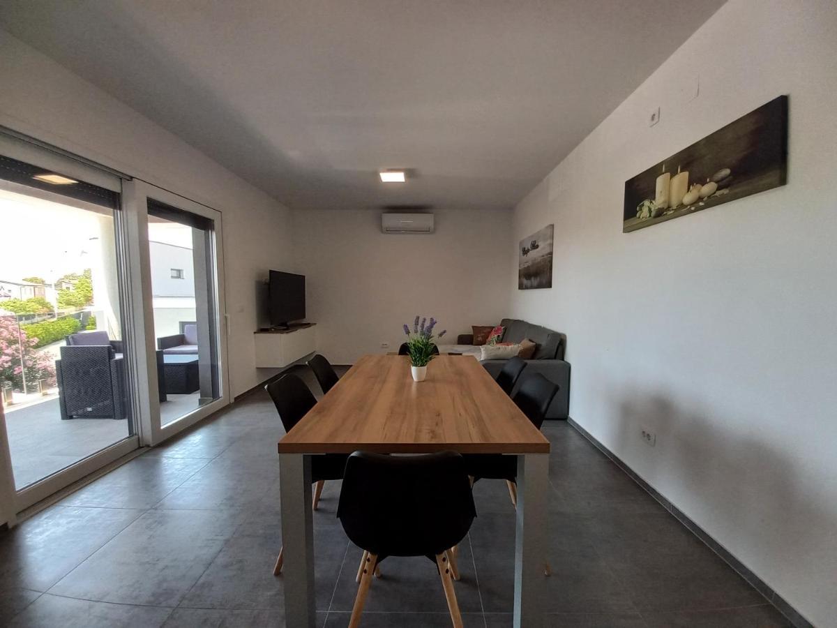 Apartment Martina Vir Bagian luar foto